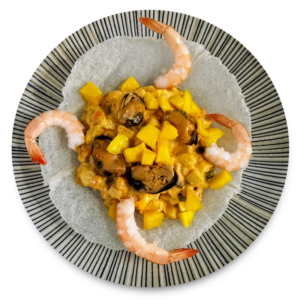 Ensaladilla de mejillones, mango y langostinos sobre oblea de arroz